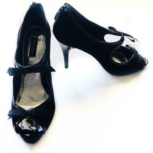 WHBM Arianna Black Double Bow Heels SZ 8.5, NWOB